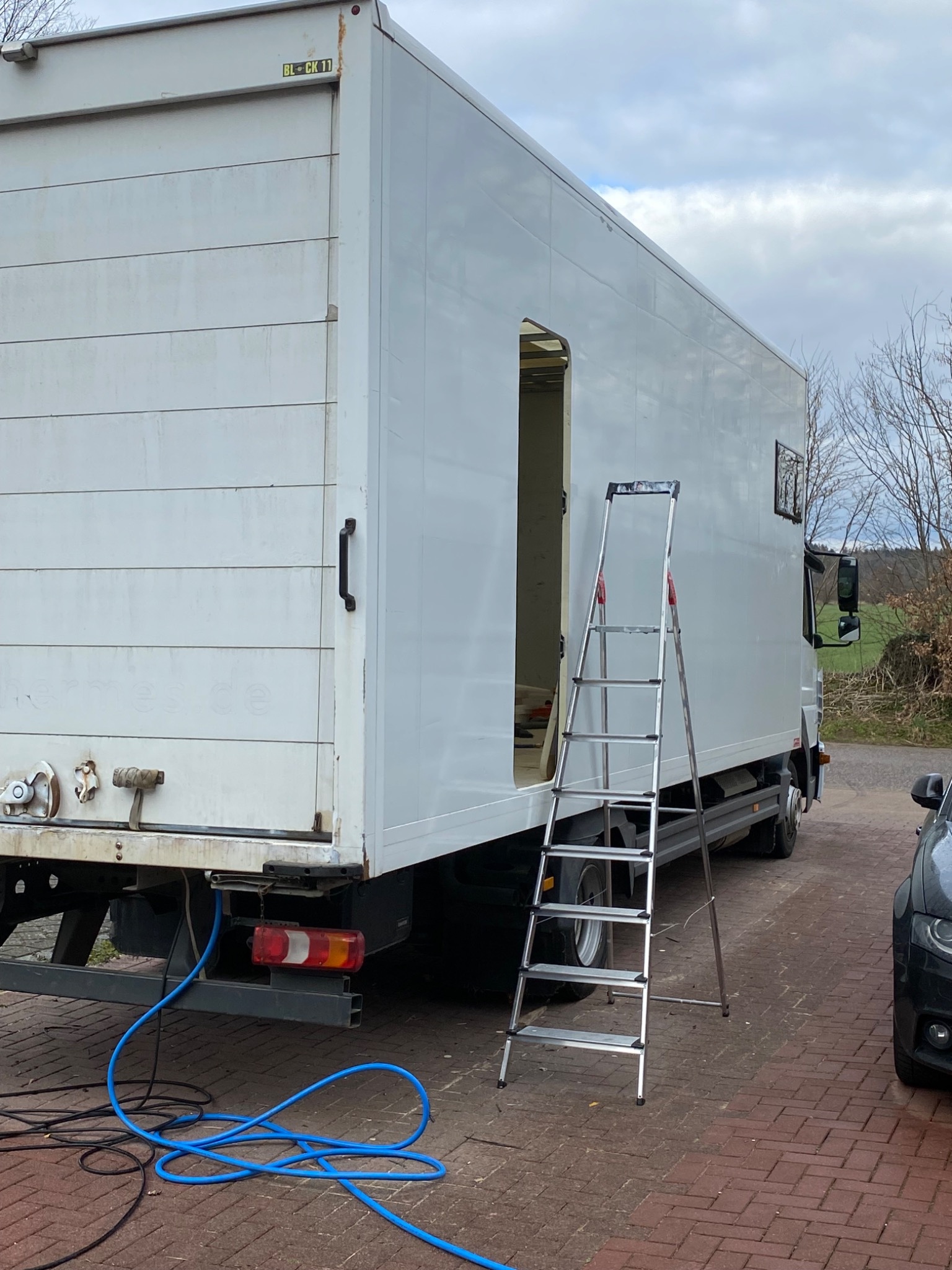 Mercedes Atego 818 Hopsie im Ausbaustand mit ursprünglichem Rolltor am Heck.
