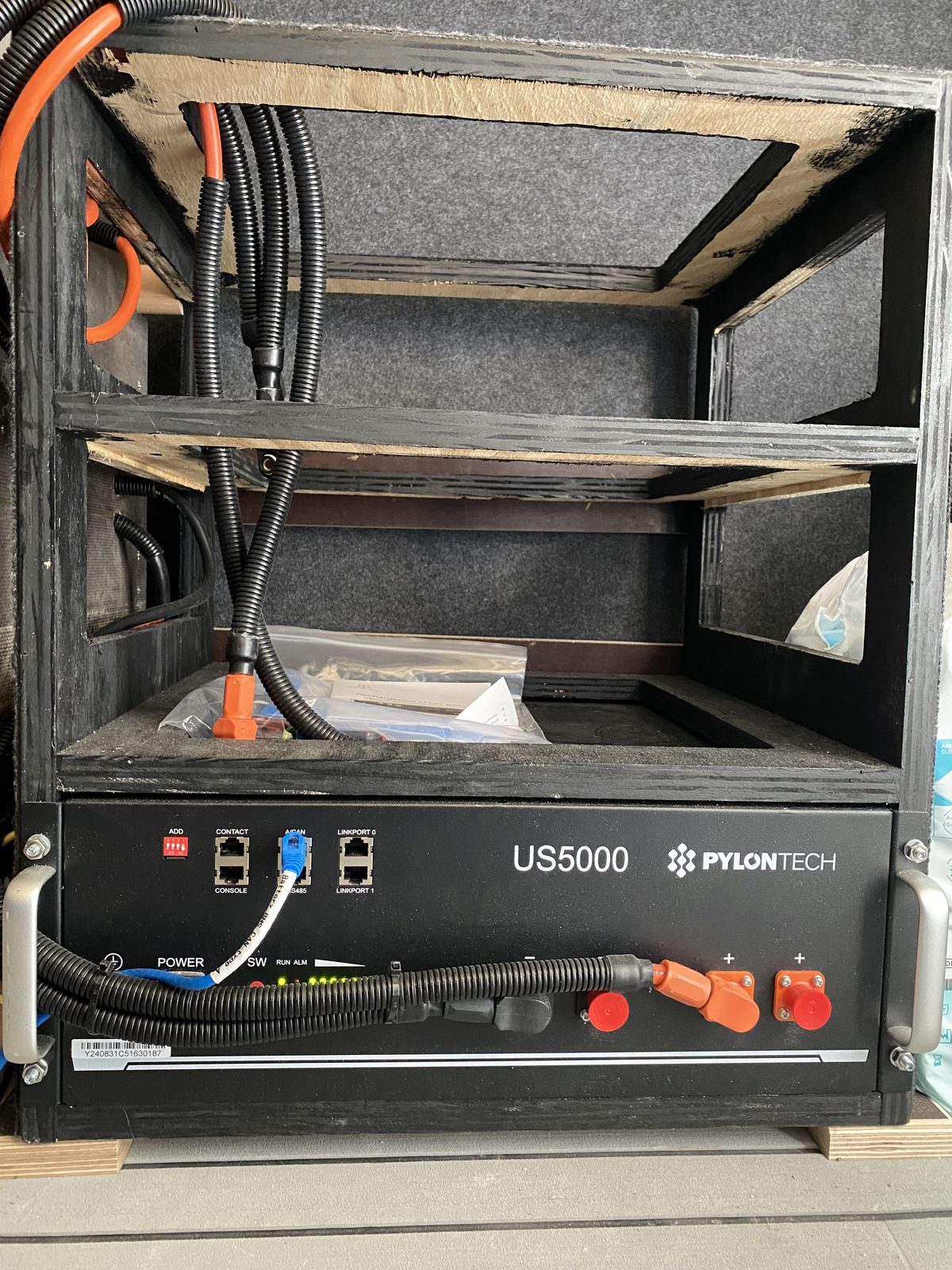 Pylontech US5000 Akku im vorbereiteten Rack mit drei Plätzen