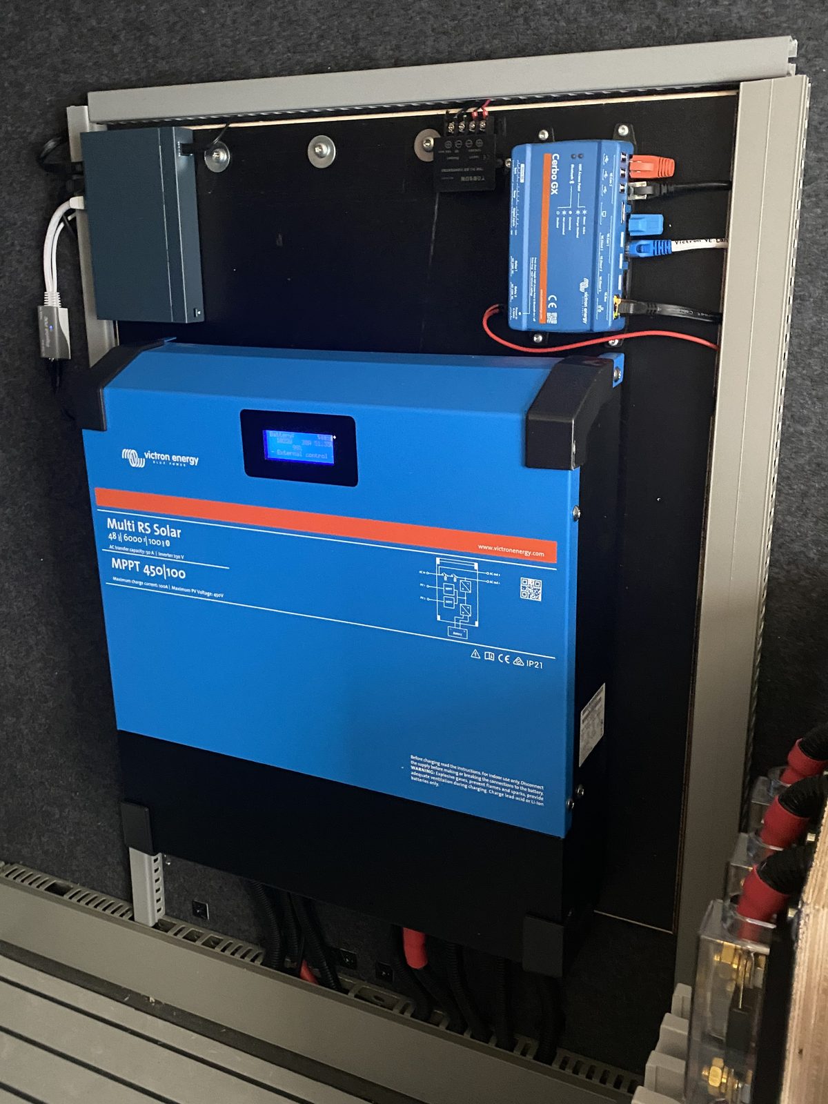 Victron Multi RS Solar Wechselrichter im Technikraum von Hopsie