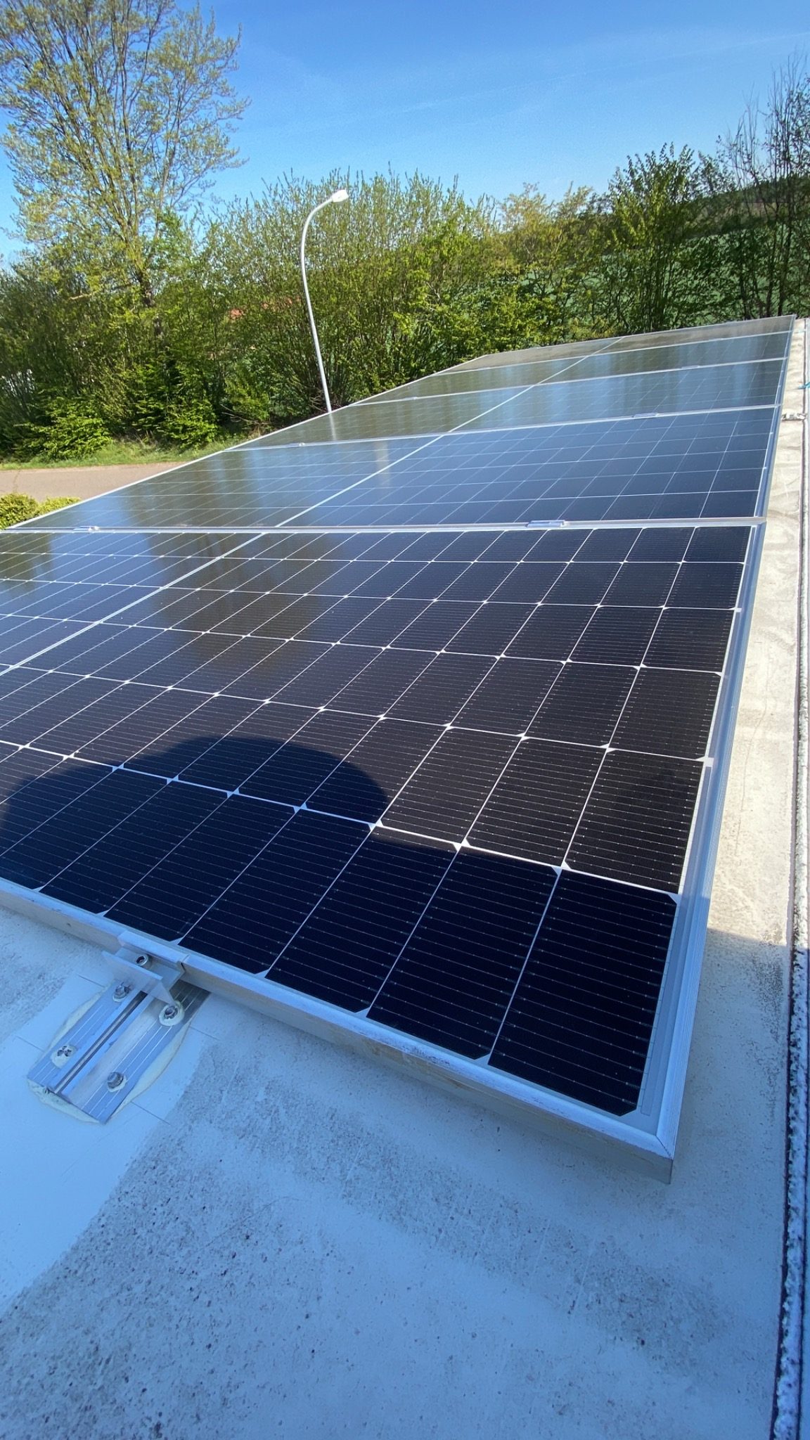 Fünf JA Solar Module auf dem Dach von Hopsie